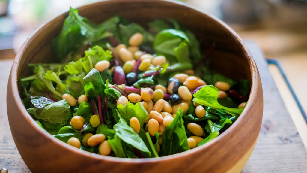 Arugula and white beans salad bowl