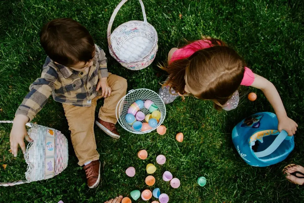 Two children in a treasure hunt