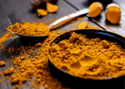 Fresh turmeric and turmeric powder.